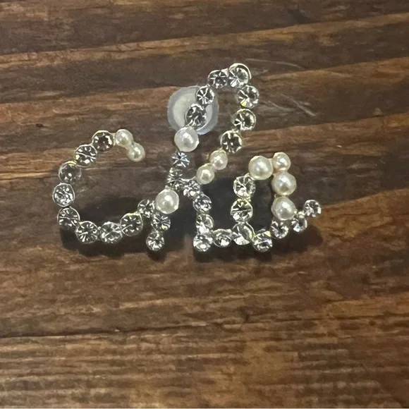 Cha nel Earrings - Picture 4 of 5